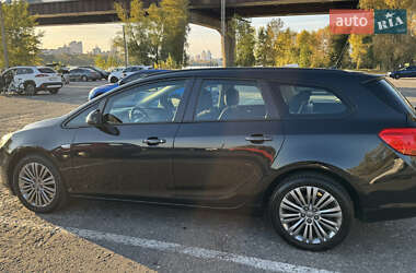 Универсал Opel Astra 2013 в 