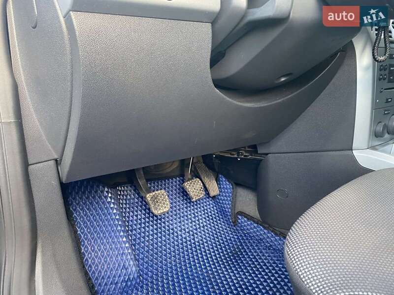 Седан Opel Astra 2009 в Ромнах