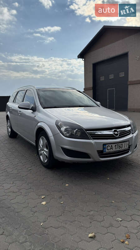 Универсал Opel Astra 2011 в Жашкове