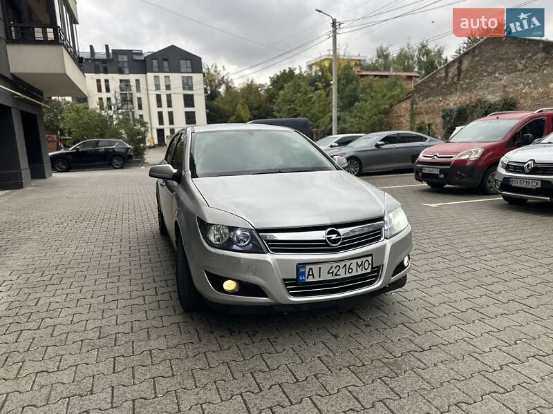 Хэтчбек Opel Astra 2012 в Тернополе
