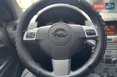 Хэтчбек Opel Astra 2012 в 