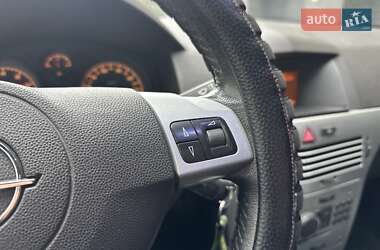 Хэтчбек Opel Astra 2012 в 