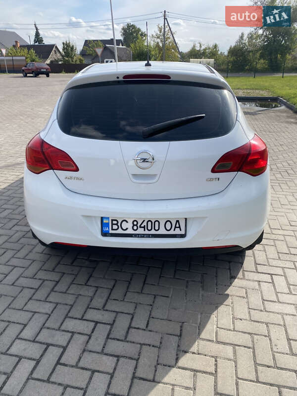 Хэтчбек Opel Astra 2010 в Мостиске