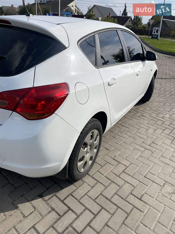 Хэтчбек Opel Astra 2010 в Мостиске