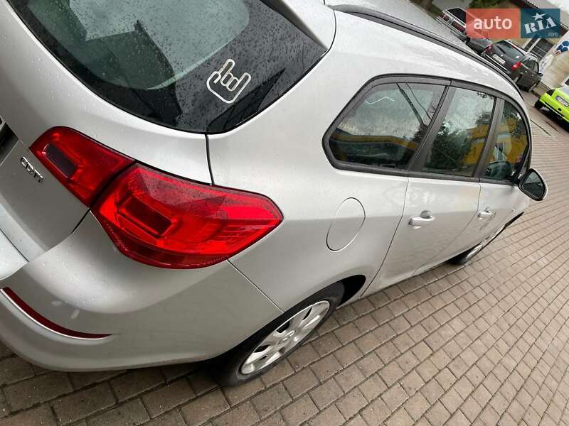 Универсал Opel Astra 2011 в Ровно