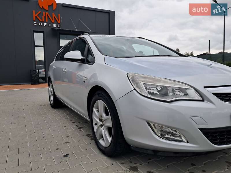 Универсал Opel Astra 2012 в 