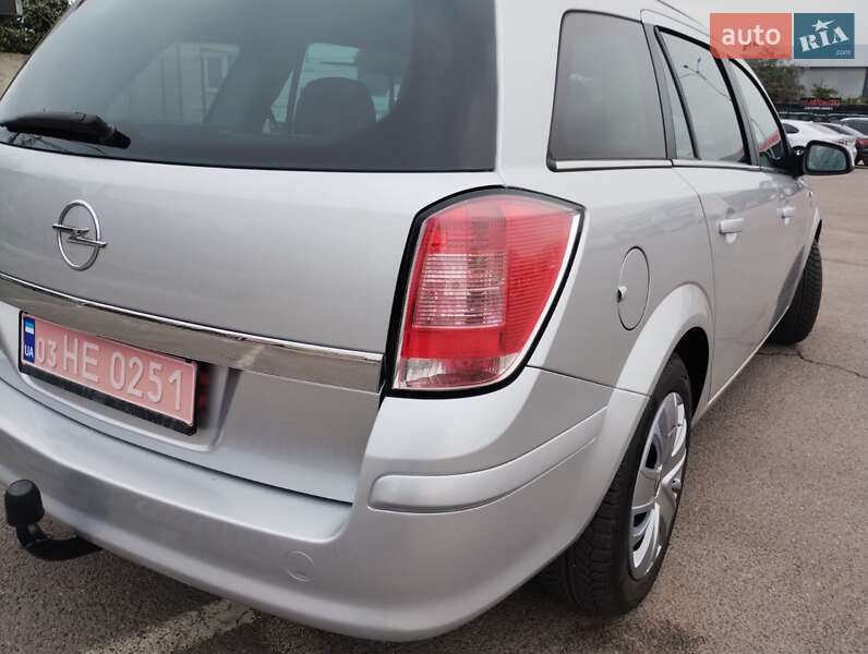 Универсал Opel Astra 2010 в Полтаве