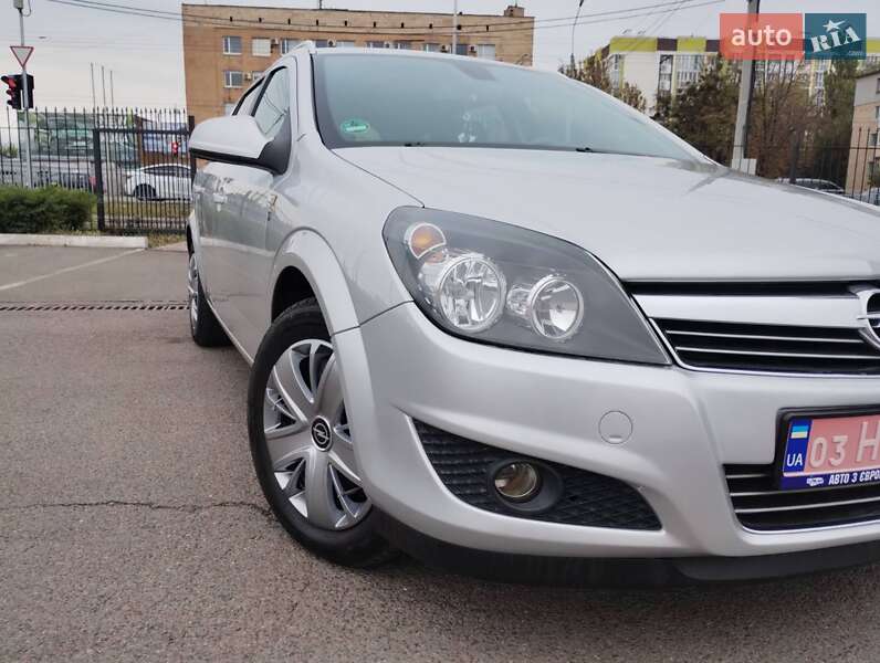 Универсал Opel Astra 2010 в Полтаве