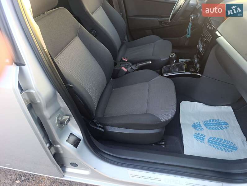 Универсал Opel Astra 2010 в Полтаве