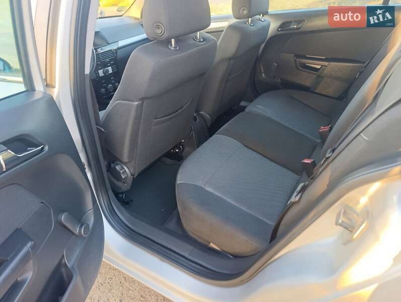 Универсал Opel Astra 2010 в Полтаве