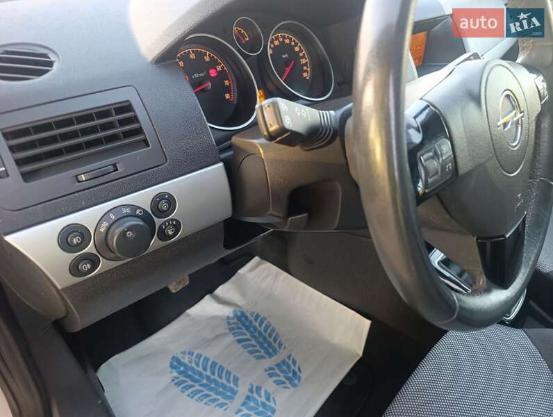 Универсал Opel Astra 2010 в Полтаве