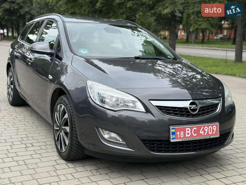 Универсал Opel Astra 2011 в Ровно