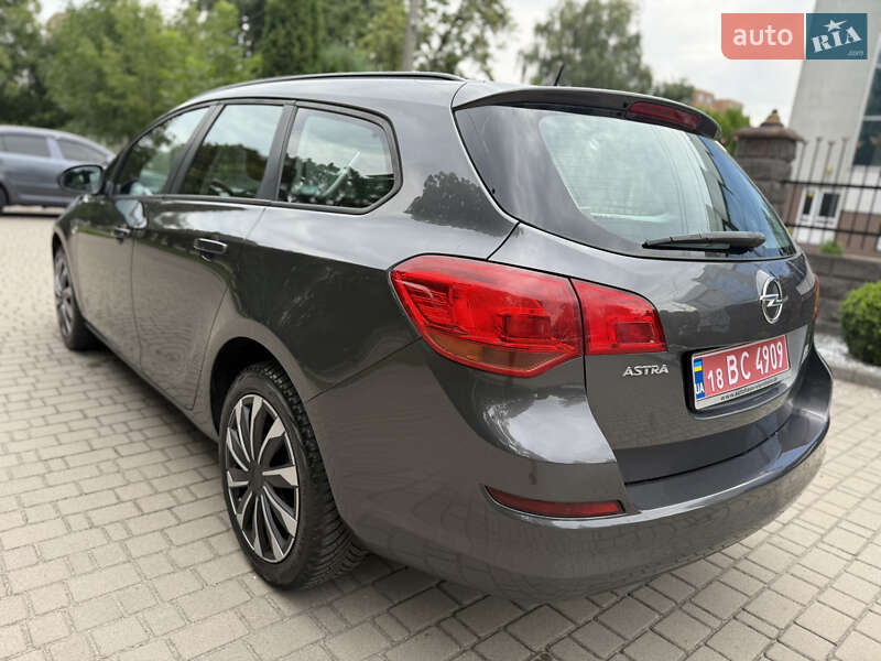 Универсал Opel Astra 2011 в Ровно
