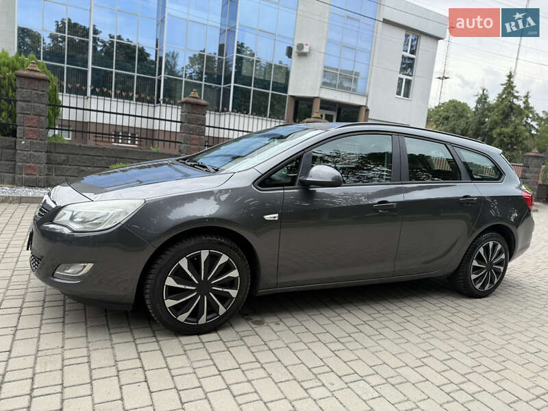 Универсал Opel Astra 2011 в Ровно