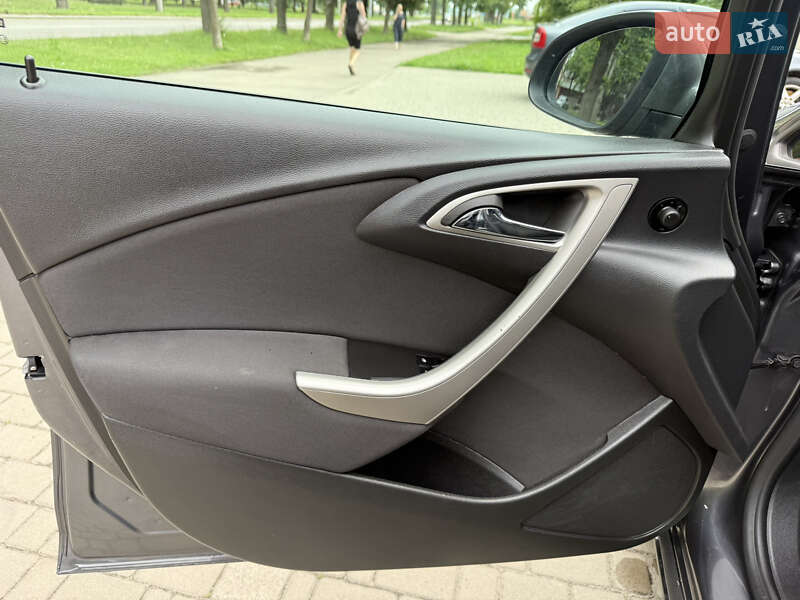 Универсал Opel Astra 2011 в Ровно