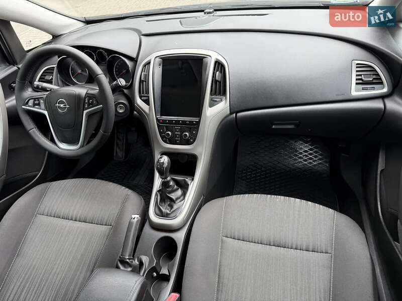 Универсал Opel Astra 2011 в Ровно