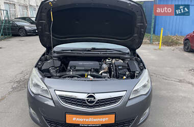 Универсал Opel Astra 2011 в 