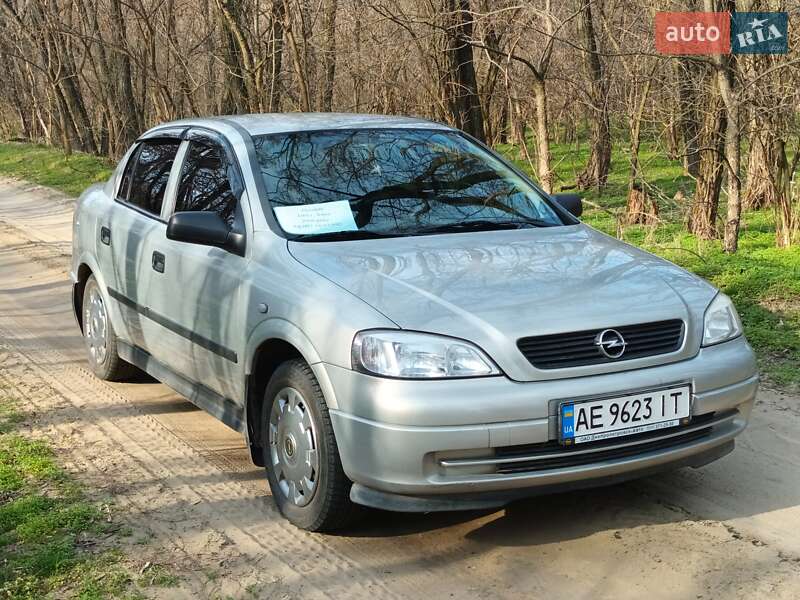 Седан Opel Astra 2006 в Днепре