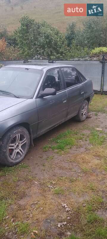 Седан Opel Astra 1992 в Монастыриске