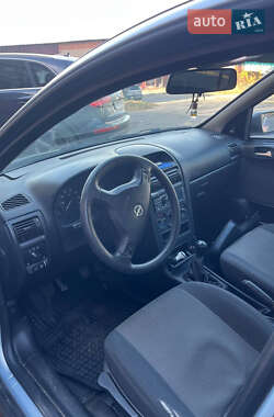 Седан Opel Astra 2004 в 