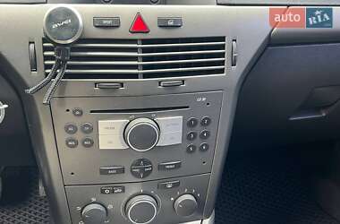 Хэтчбек Opel Astra 2005 в 