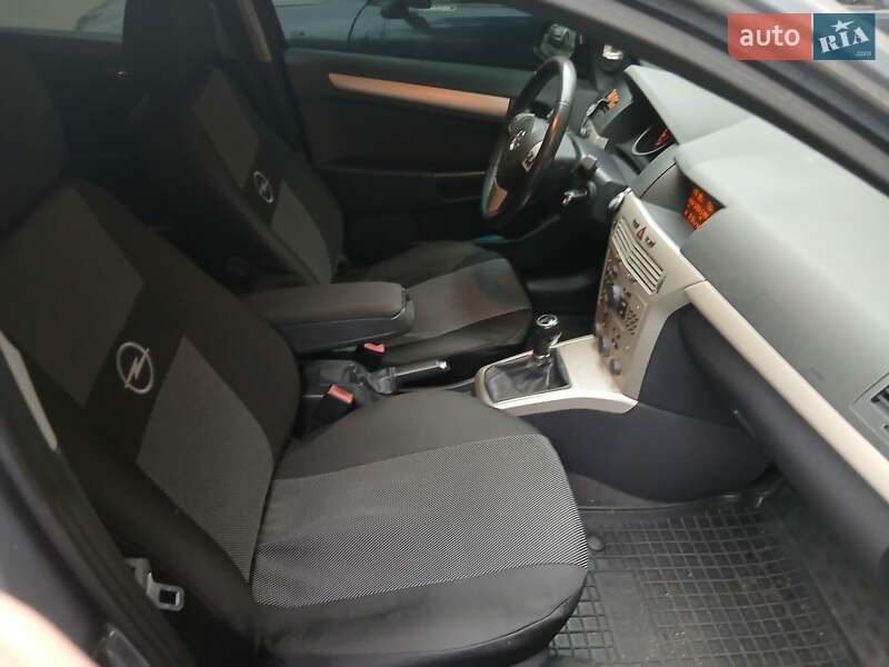 Хэтчбек Opel Astra 2007 в Обухове