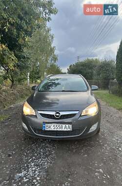 Універсал Opel Astra 2012 в Рівному