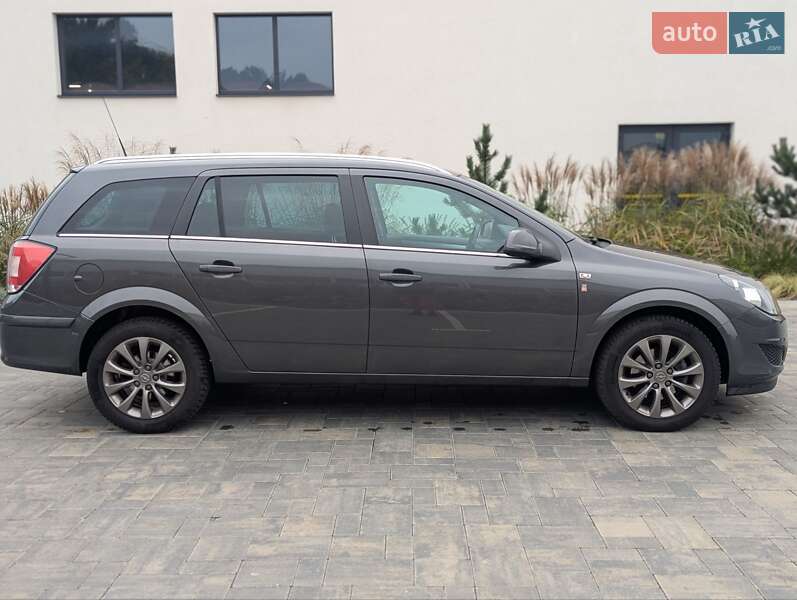 Универсал Opel Astra 2011 в Луцке