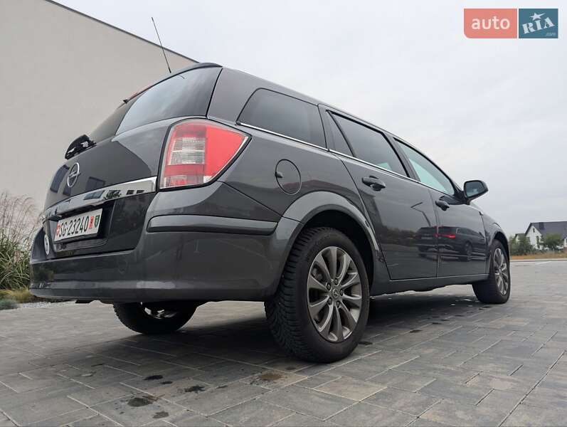 Универсал Opel Astra 2011 в Луцке