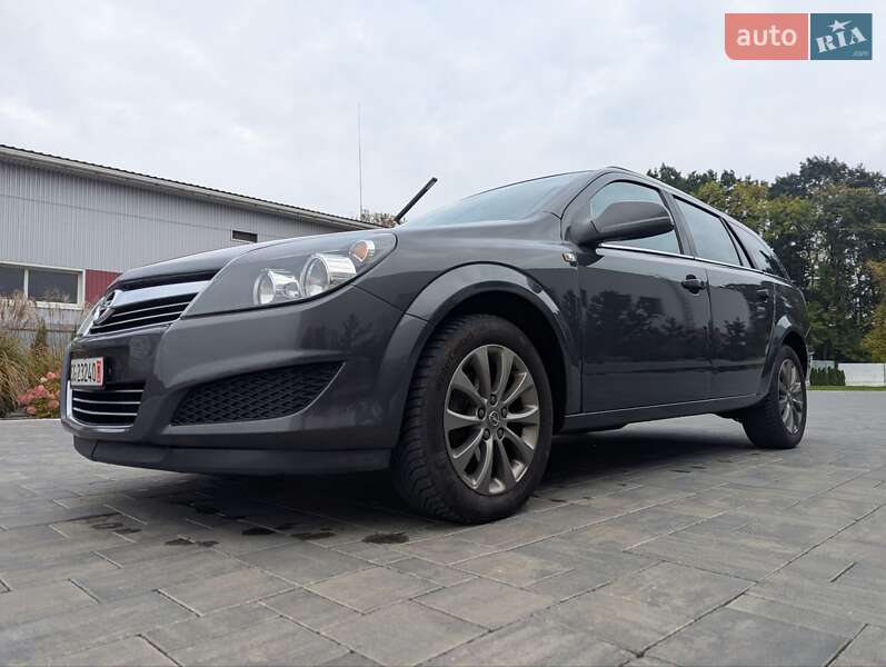 Универсал Opel Astra 2011 в Луцке