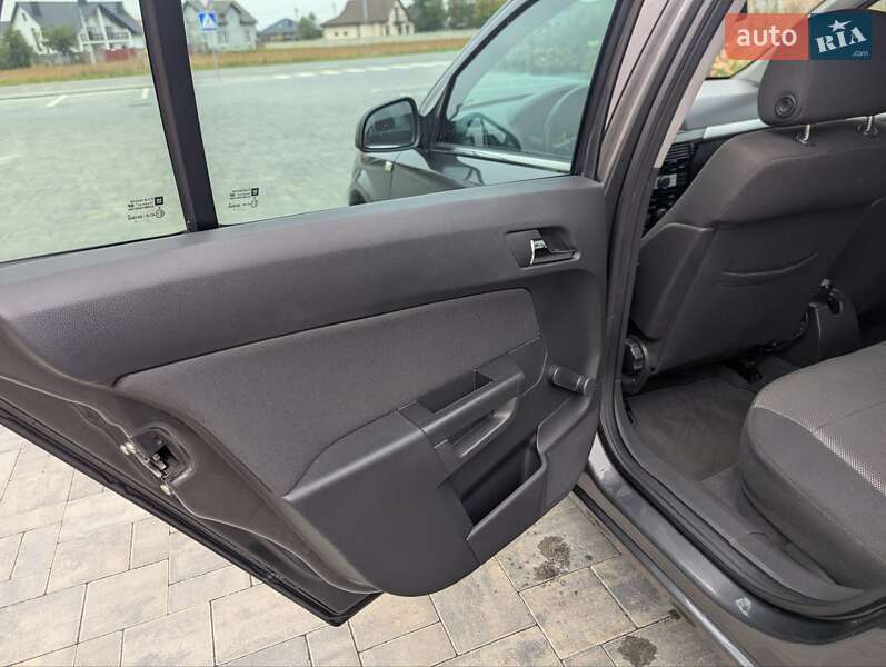 Универсал Opel Astra 2011 в Луцке