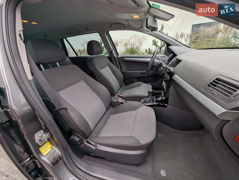Универсал Opel Astra 2011 в Луцке