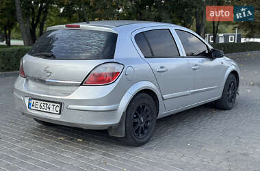 Хэтчбек Opel Astra 2005 в 