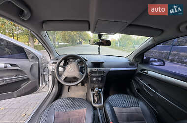 Хэтчбек Opel Astra 2005 в 