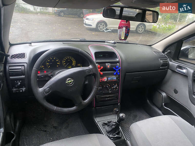 Седан Opel Astra 2005 в Ровно