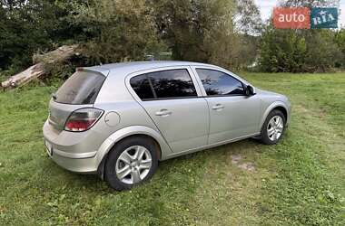 Хэтчбек Opel Astra 2011 в 