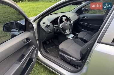 Хэтчбек Opel Astra 2011 в 
