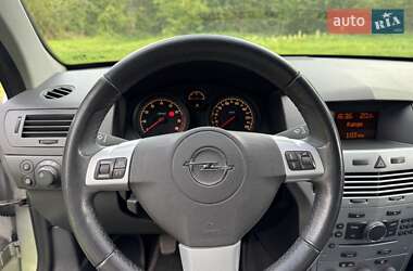 Хэтчбек Opel Astra 2011 в 