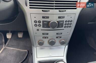 Хэтчбек Opel Astra 2011 в 