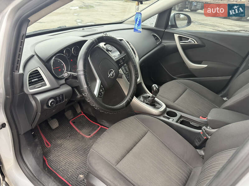 Универсал Opel Astra 2012 в Козельце