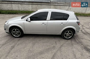 Хэтчбек Opel Astra 2013 в 
