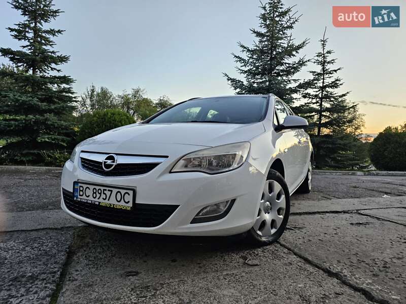 Универсал Opel Astra 2012 в Новом Роздоле