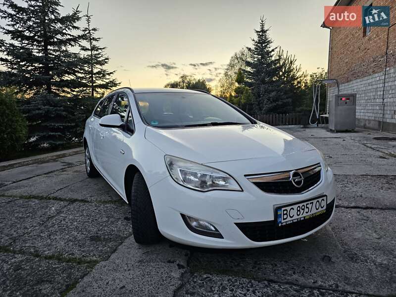 Универсал Opel Astra 2012 в Новом Роздоле