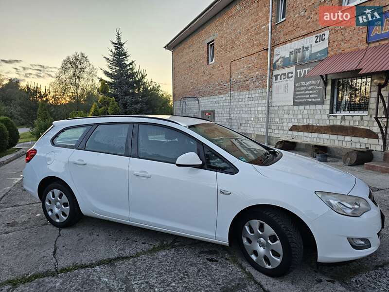 Универсал Opel Astra 2012 в Новом Роздоле