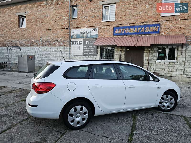 Универсал Opel Astra 2012 в Новом Роздоле