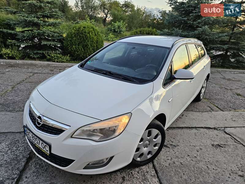 Универсал Opel Astra 2012 в Новом Роздоле