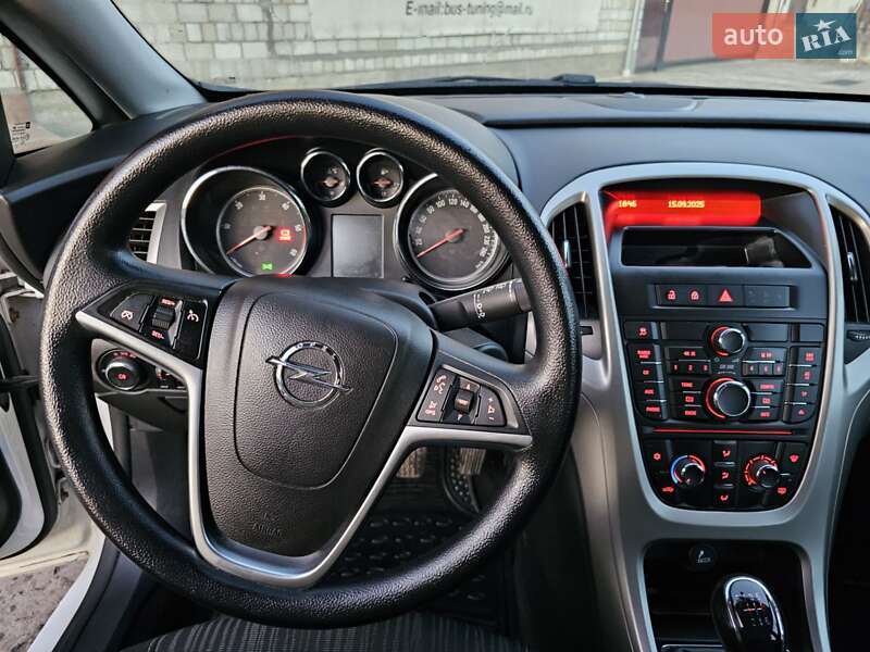 Универсал Opel Astra 2012 в Новом Роздоле