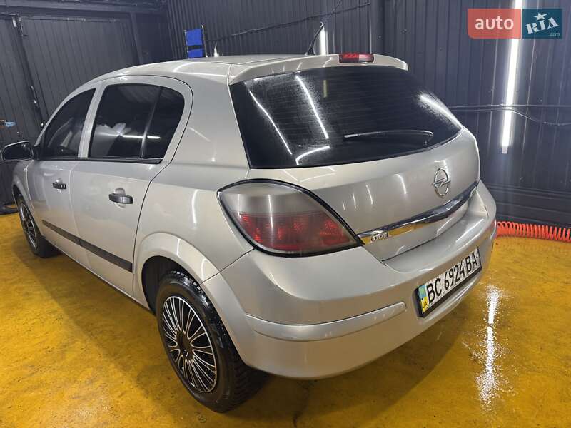 Хэтчбек Opel Astra 2007 в Львове
