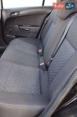 Хэтчбек Opel Astra 2004 в 