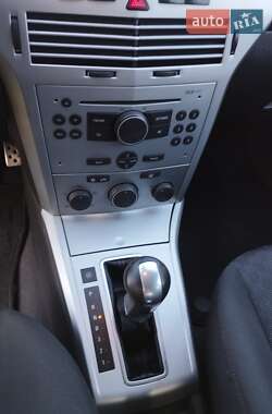 Хэтчбек Opel Astra 2004 в 